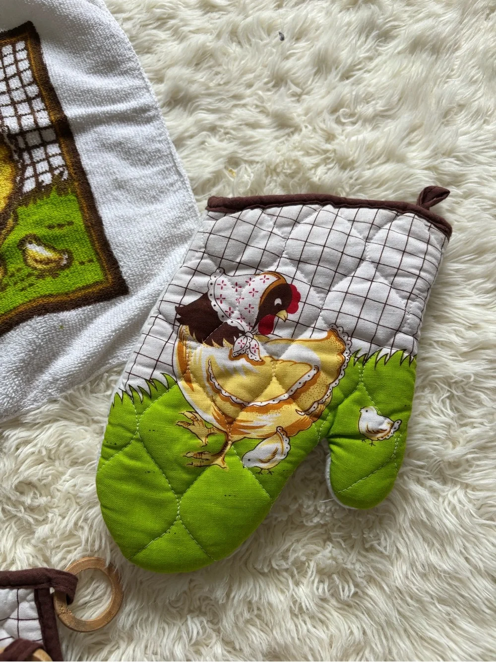 Vintage Hen Kitchen Towel, Oven Mitt & Pot Holders Set - Yellow, Green, Brown